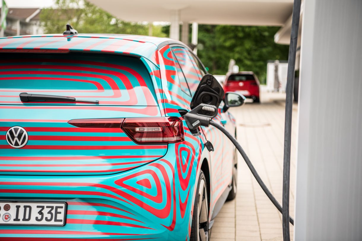 ¿Cuánto tengo que esperar para que mi coche eléctrico esté completamente cargado?